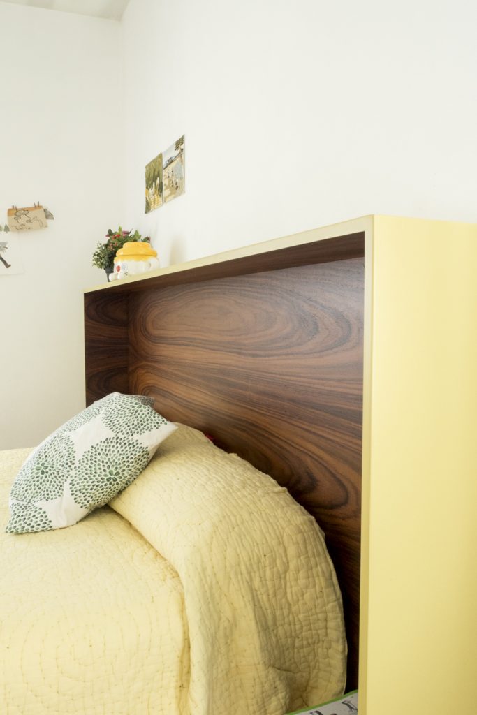 Dit eenvoudige hoofdbord vormt de blikvanger in deze slaapkamer Dit eenvoudige hoofdbord vormt de blikvanger in deze slaapkamer