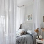 DIY hemelbed met houten stangen en koperen koppelingen