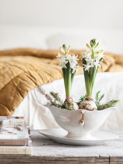 DIY hemelbed idee in slaapkamer met schuine wand DIY hemelbed idee in slaapkamer met schuine wand