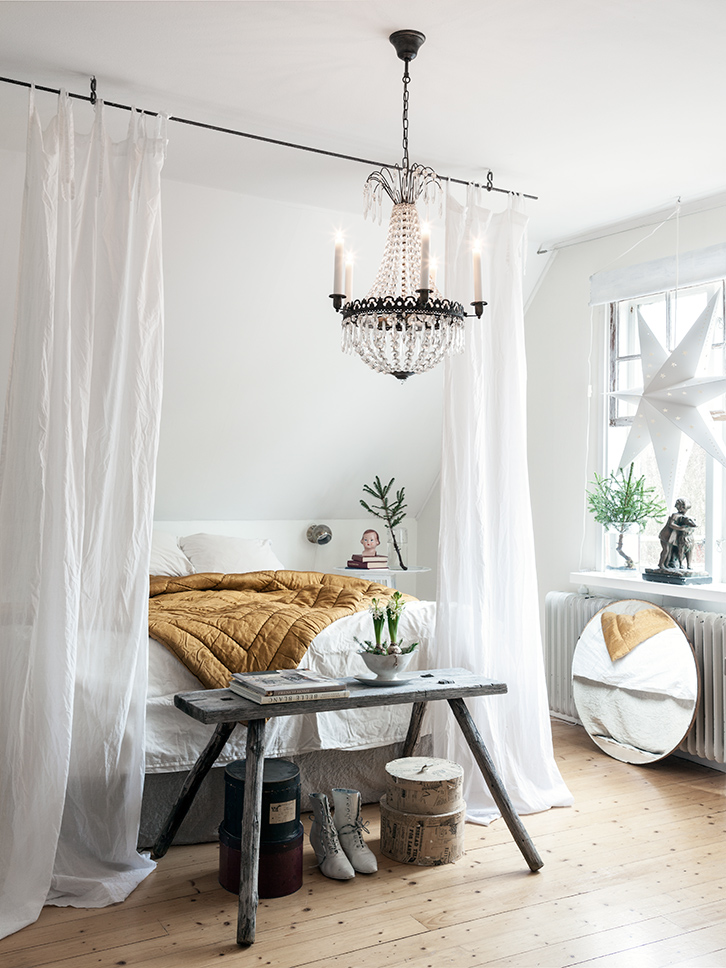 DIY hemelbed idee in slaapkamer met schuine wand