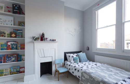 Eenvoudige kinderkamer met karakteristieke sfeer Eenvoudige kinderkamer met karakteristieke sfeer