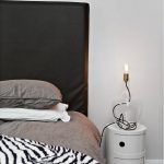 Eenvoudige slaapkamer gedecoreerd met leuke accessoires