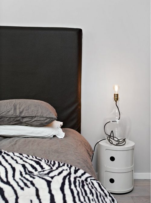 Eenvoudige slaapkamer gedecoreerd met leuke accessoires Eenvoudige slaapkamer gedecoreerd met leuke accessoires