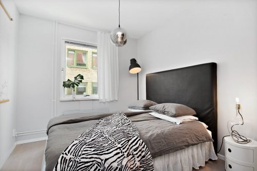 Eenvoudige slaapkamer gedecoreerd met leuke accessoires Eenvoudige slaapkamer gedecoreerd met leuke accessoires