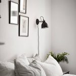 Eenvoudige slaapkamer styling aan de muur bij het bed