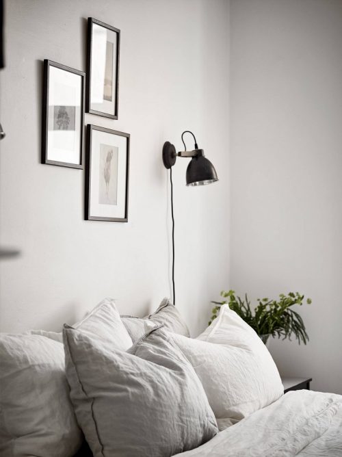 eenvoudige-slaapkamer-styling-aan-de-muur-bij-het-bed