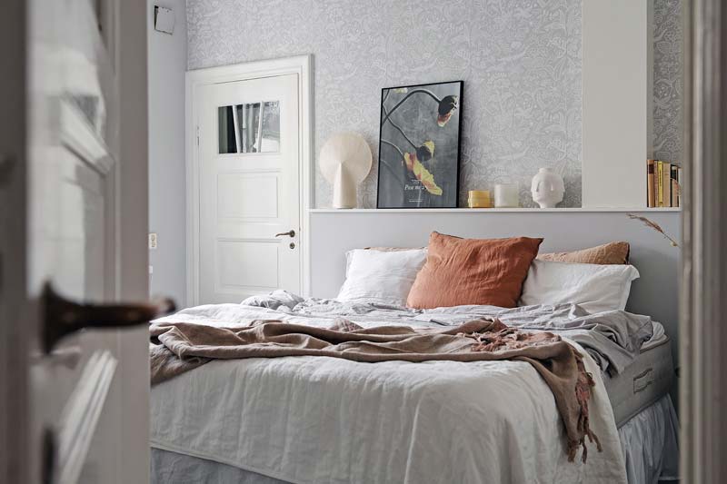 Frisse grijsblauwe slaapkamer met mooie vaste kasten