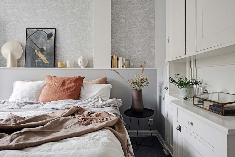 Frisse grijsblauwe slaapkamer met mooie vaste kasten