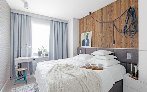 frisse-slaapkamer-met-stoere-houten-wandbekleding