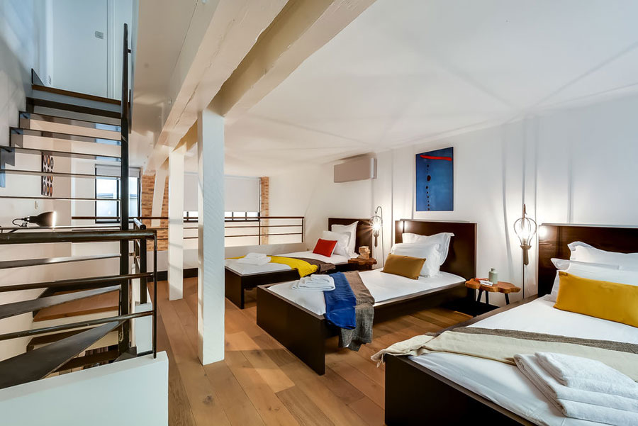 Gedeelde kinderkamer met drie bedden Gedeelde kinderkamer met drie bedden