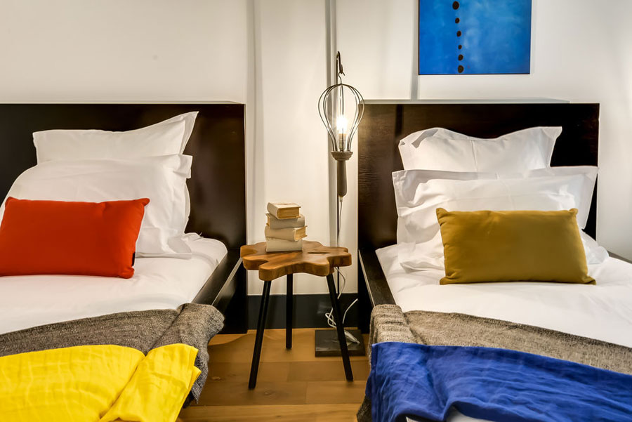 Gedeelde kinderkamer met drie bedden Gedeelde kinderkamer met drie bedden