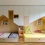 Gedeelde kinderkamer met een multifunctionele wandkast