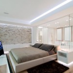 Glazen wand tussen luxe slaapkamer en badkamer