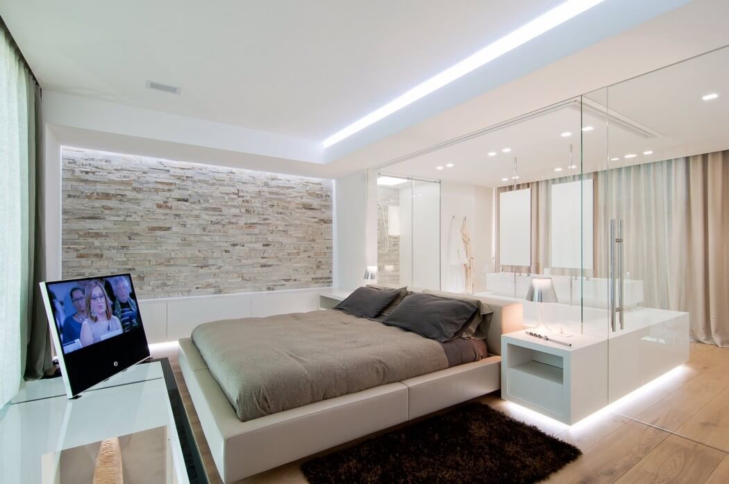 Glazen wand tussen luxe slaapkamer en badkamer