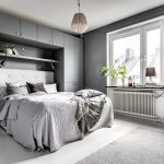 Grijs witte slaapkamer met inbouwkast als hoofdbord