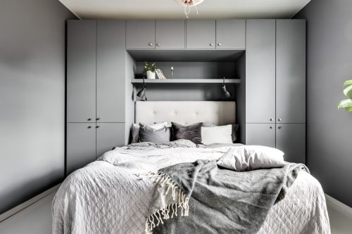 Grijs witte slaapkamer met inbouwkast als hoofdbord
