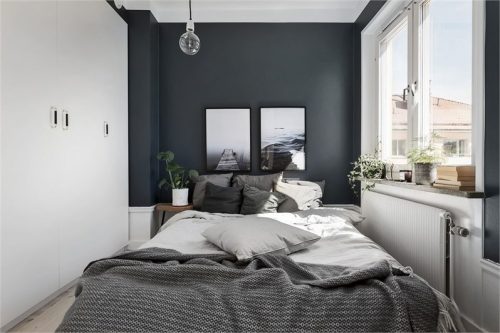 Grijswitte slaapkamer met openslaande deuren Grijswitte slaapkamer met openslaande deuren