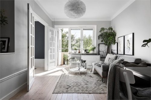Grijswitte slaapkamer met openslaande deuren Grijswitte slaapkamer met openslaande deuren