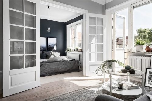 Grijswitte slaapkamer met openslaande deuren Grijswitte slaapkamer met openslaande deuren