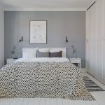 Een grijze muur in een witte slaapkamer
