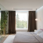 Groen in een transparante slaapkamer