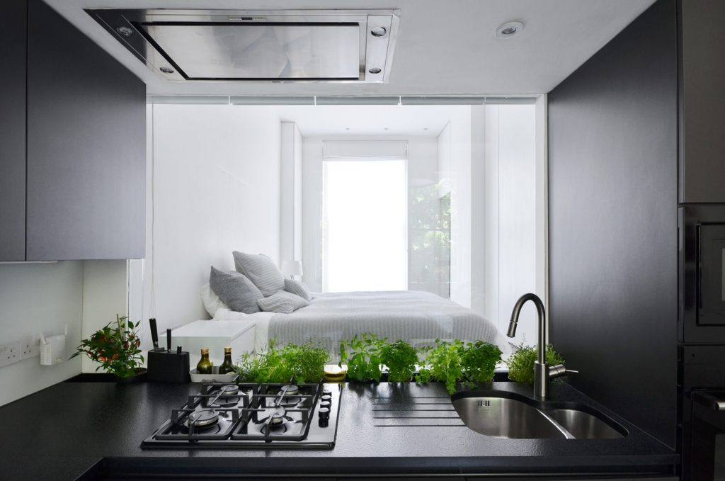 Grote glazen wand tussen slaapkamer en keuken Grote glazen wand tussen slaapkamer en keuken