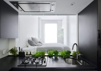 Grote glazen wand tussen slaapkamer en keuken