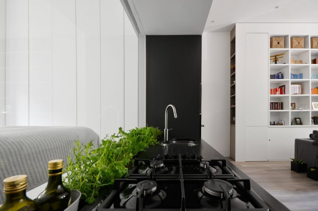 Grote glazen wand tussen slaapkamer en keuken Grote glazen wand tussen slaapkamer en keuken