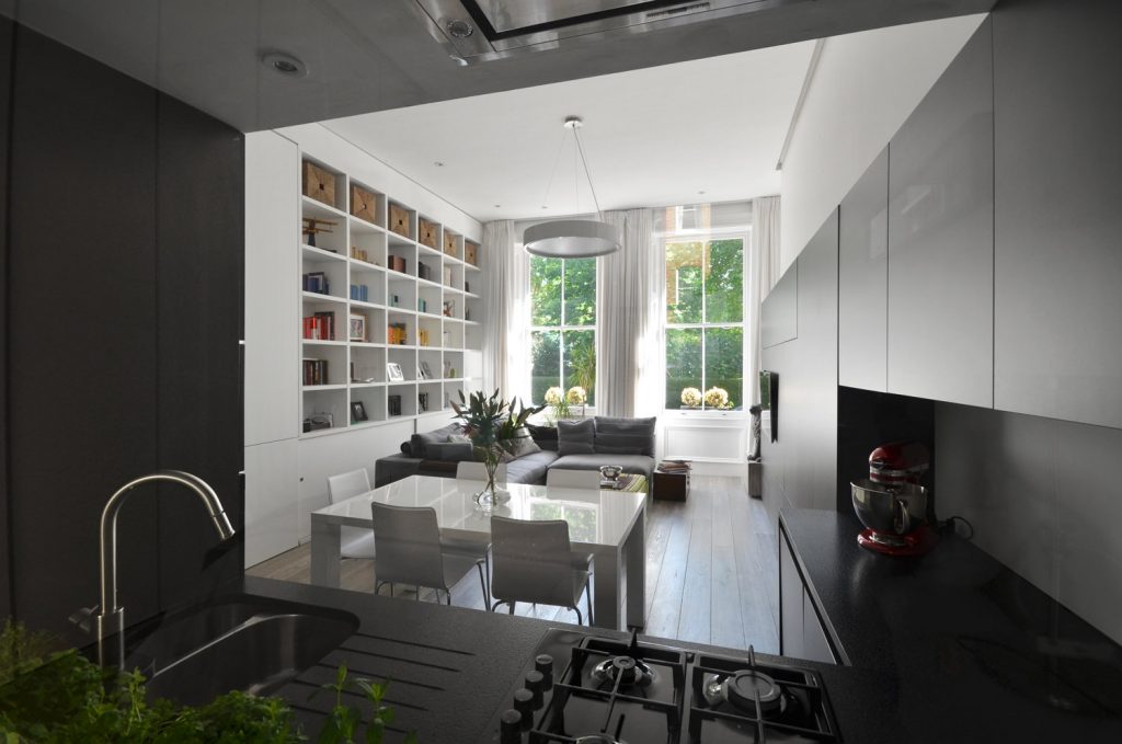 Grote glazen wand tussen slaapkamer en keuken Grote glazen wand tussen slaapkamer en keuken