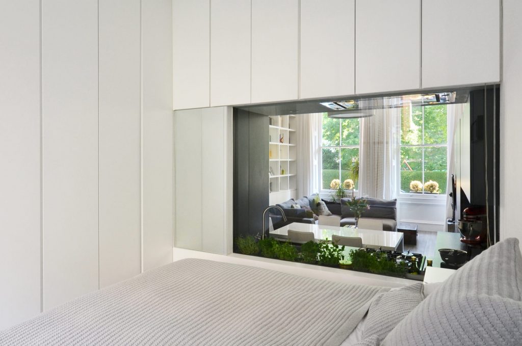 Grote glazen wand tussen slaapkamer en keuken Grote glazen wand tussen slaapkamer en keuken