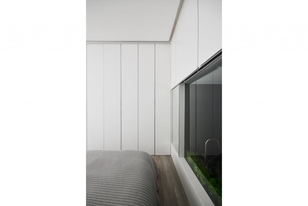 Grote glazen wand tussen slaapkamer en keuken Grote glazen wand tussen slaapkamer en keuken
