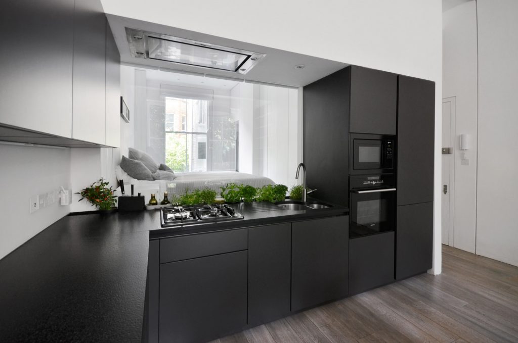 Grote glazen wand tussen slaapkamer en keuken Grote glazen wand tussen slaapkamer en keuken