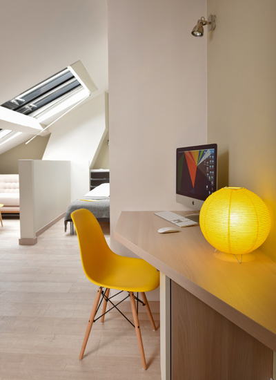 halve-scheidingswand-tussen-slaapkamer-en-woonkamer-in-klein-studio-appartement (1)
