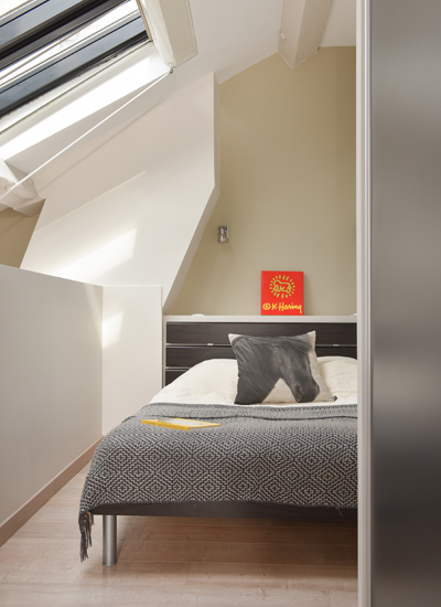 halve-scheidingswand-tussen-slaapkamer-en-woonkamer-in-klein-studio-appartement (4)