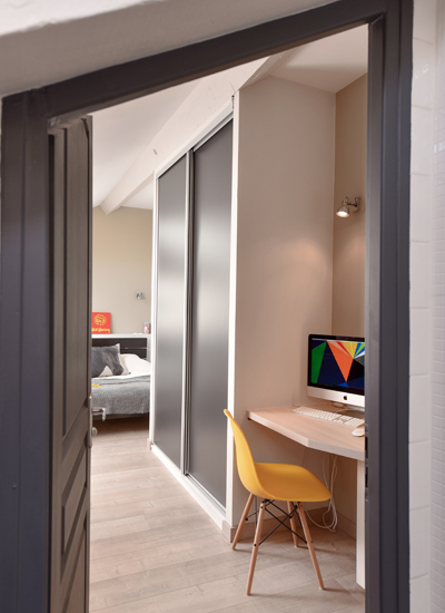 halve-scheidingswand-tussen-slaapkamer-en-woonkamer-in-klein-studio-appartement (5)