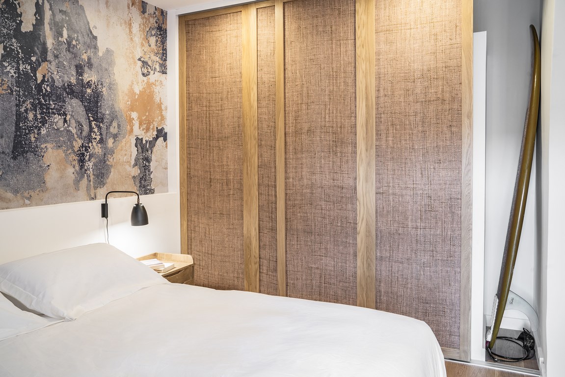 Hoekslaapkamer met warme natuurlijke materialen Hoekslaapkamer met warme natuurlijke materialen
