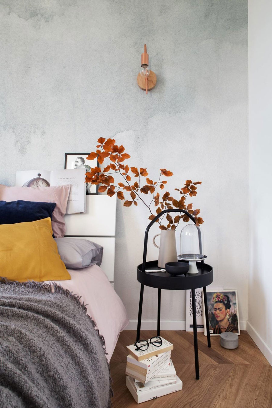 In deze mooie slaapkamer hebben de de jaren '50 stijl gecombineerd met Scandinavisch In deze mooie slaapkamer hebben de de jaren '50 stijl gecombineerd met Scandinavisch