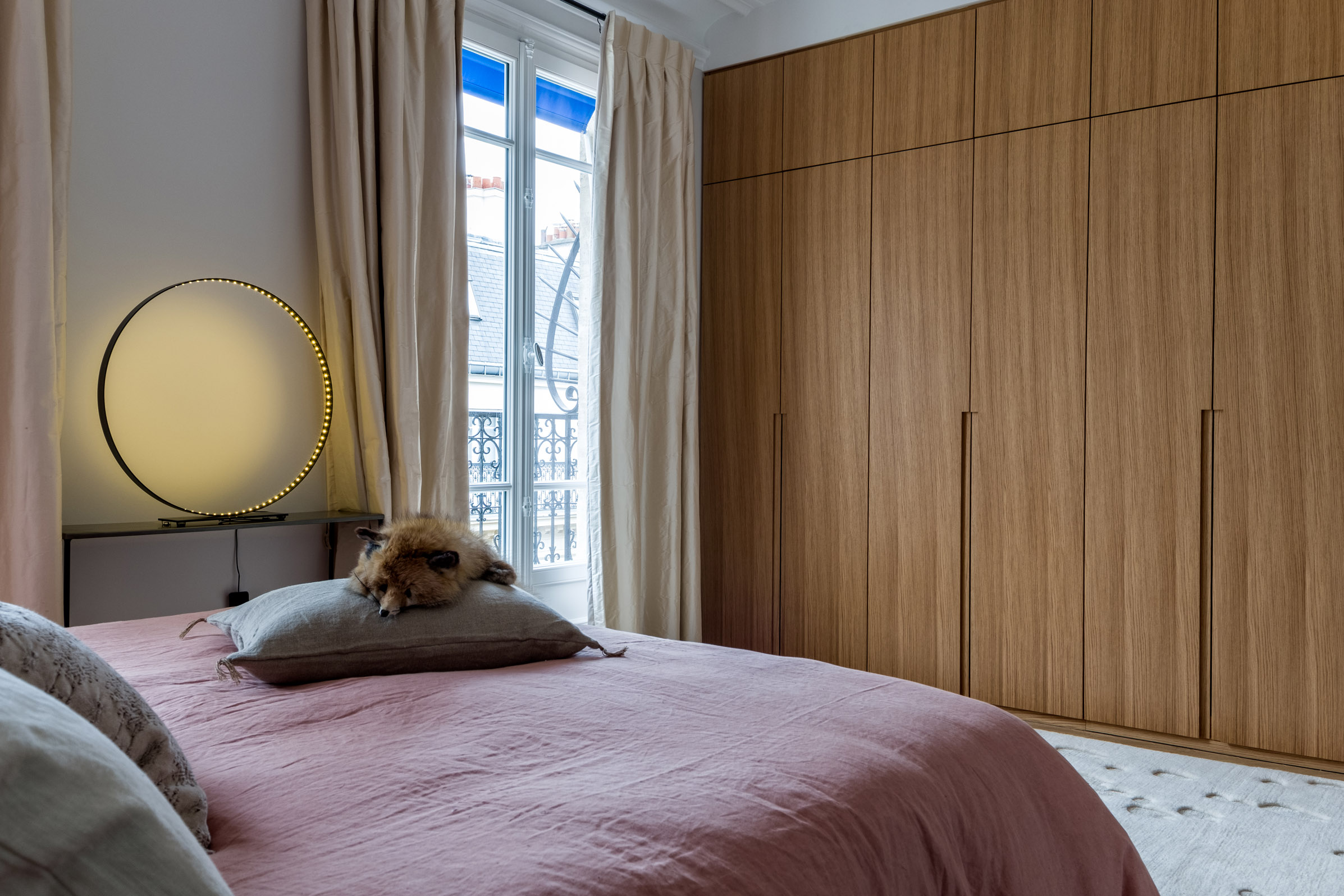In deze slaapkamer slaap je als een echte Pariesenne In deze slaapkamer slaap je als een echte Pariesenne