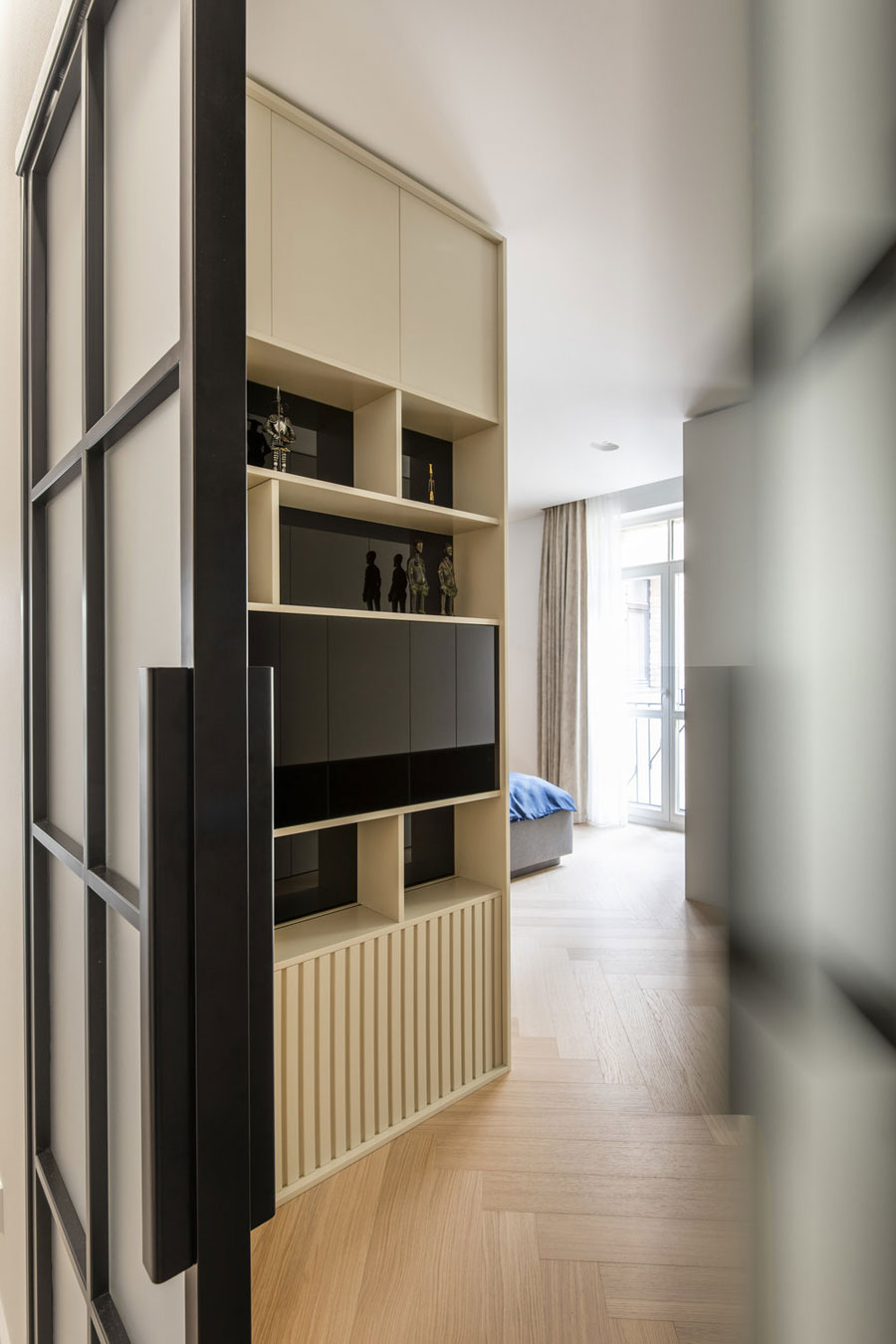 In deze strakke moderne slaapkamer hebben ze hele mooie maatkasten gebouwd In deze strakke moderne slaapkamer hebben ze hele mooie maatkasten gebouwd