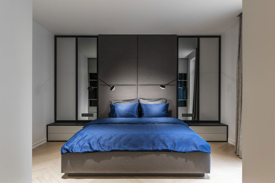In deze strakke moderne slaapkamer hebben ze hele mooie maatkasten gebouwd In deze strakke moderne slaapkamer hebben ze hele mooie maatkasten gebouwd