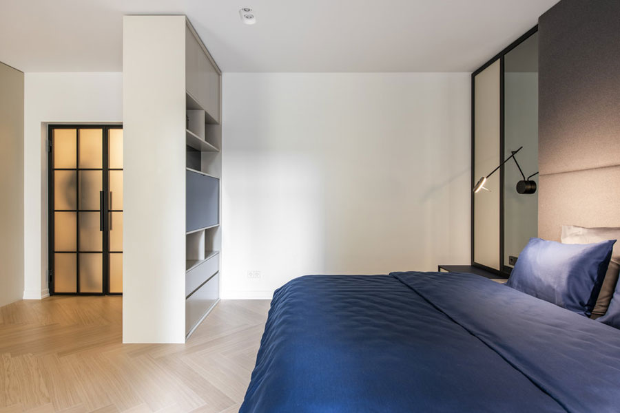In deze strakke moderne slaapkamer hebben ze hele mooie maatkasten gebouwd In deze strakke moderne slaapkamer hebben ze hele mooie maatkasten gebouwd