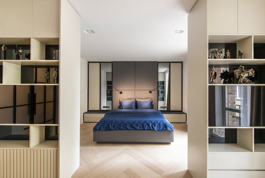 In deze strakke moderne slaapkamer hebben ze hele mooie maatkasten gebouwd In deze strakke moderne slaapkamer hebben ze hele mooie maatkasten gebouwd