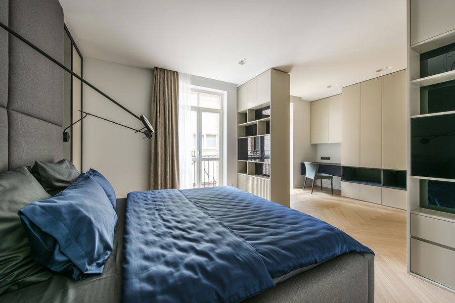 In deze strakke moderne slaapkamer hebben ze hele mooie maatkasten gebouwd In deze strakke moderne slaapkamer hebben ze hele mooie maatkasten gebouwd