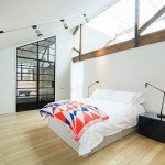 Industriële deur in slaapkamer
