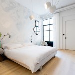 Industriële slaapkamer met romantisch behang