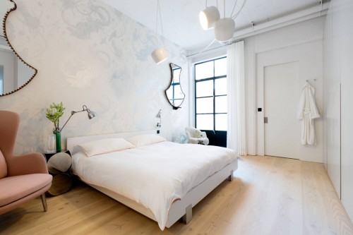 Industriële slaapkamer met romantisch behang