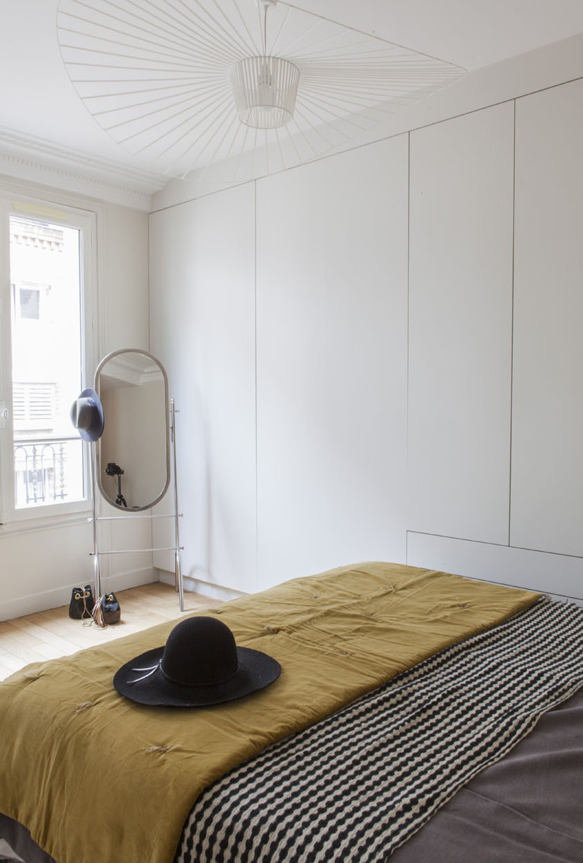 Interieurarchitectenbureau Desjeux Delaye heeft deze klassieke slaapkamer gemoderniseerd