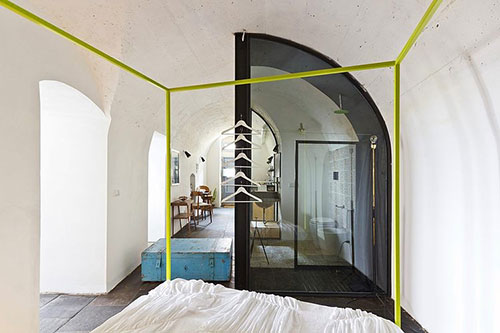 Italiaanse slaapkamer met transparante badkamer