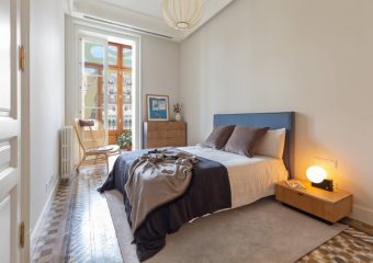 Karakteristieke slaapkamer met authentieke patroontegels en houten meubels