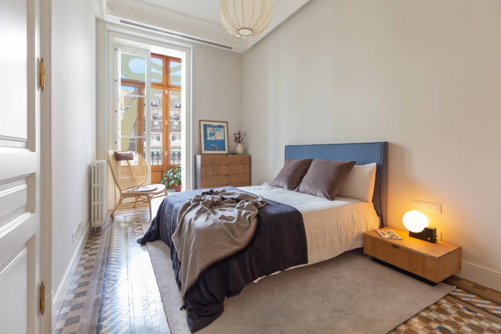 Karakteristieke slaapkamer met authentieke patroontegels en houten meubels